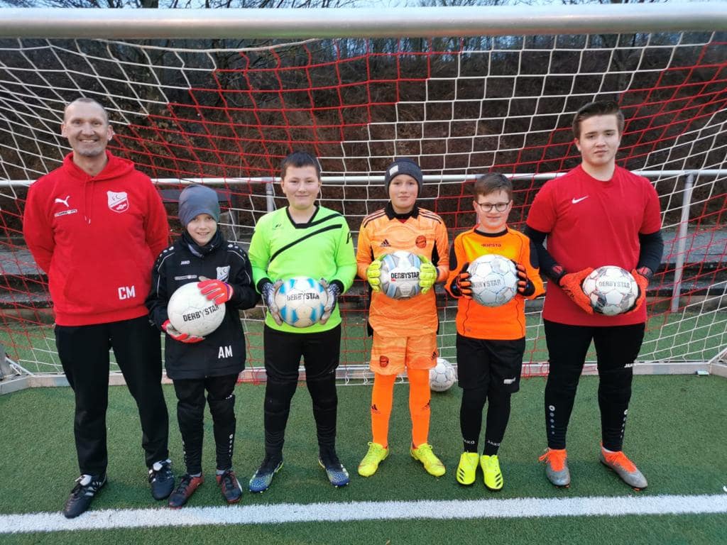 Torwarttrainer mit Fußballer-Kindern