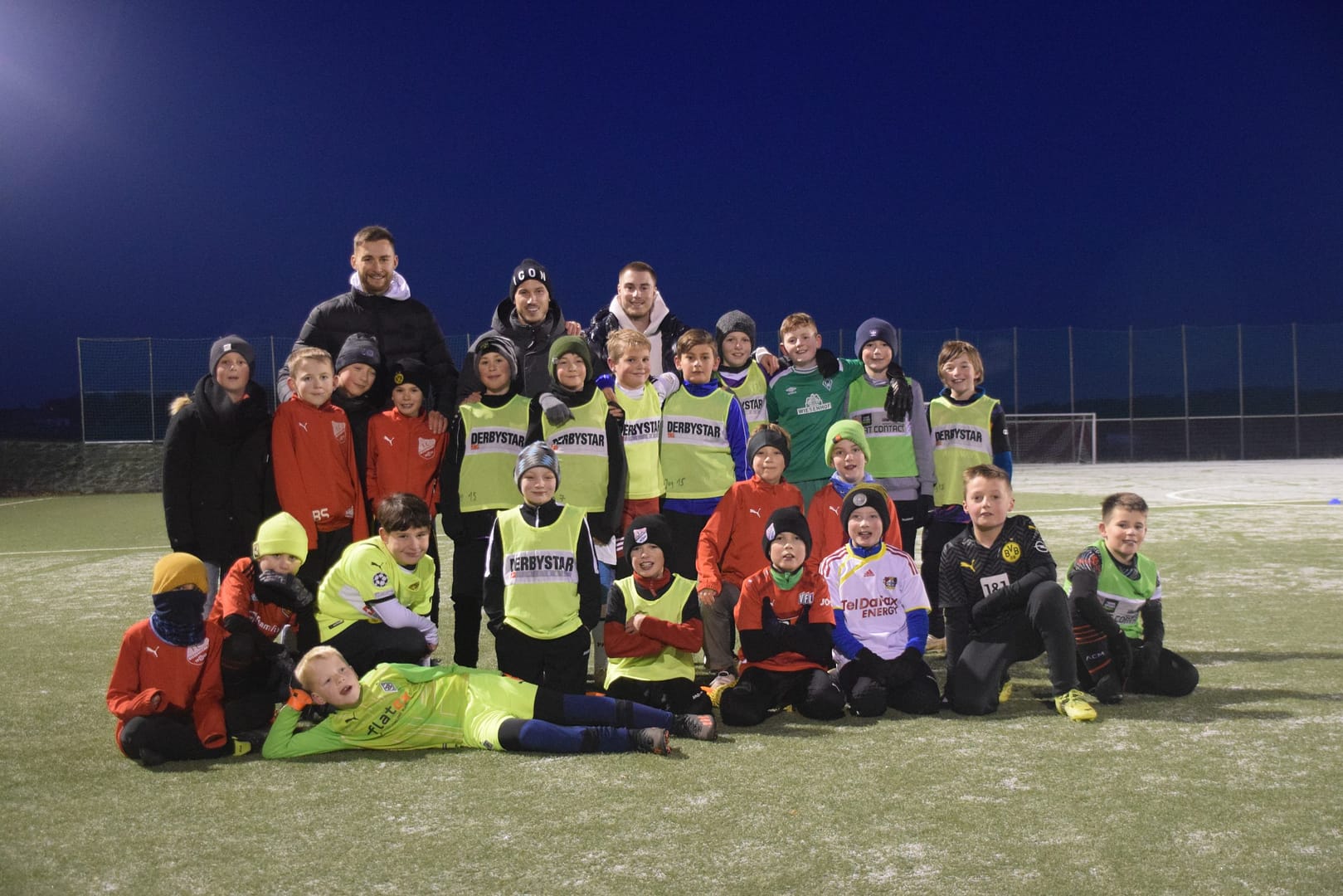 E-Jugend des FC Bissendorf zusammen mit den Profifußballern des VFL Osnabrück